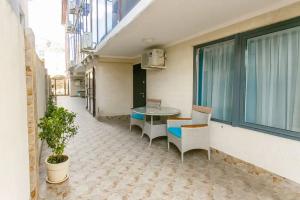 Ellison Moeskoy Breez, Adler