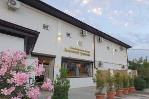 Zolotoy Granat Hotel, Ldzaa