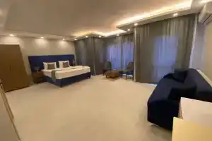 "Hotel de Cihangir", Rasdhoo