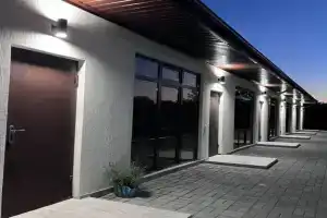 Marianna Hotel, Kinghi