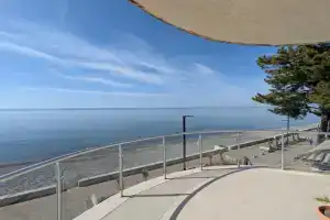 "Compass hotel", Biurakan