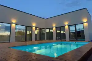 Uyutnyy dom s russkoy baney iz olhi i tyoplym basseynom Cottage, Kinel