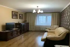 Apartamenty v tsentre goroda, s vidom na tserkov i park., Baranovichi