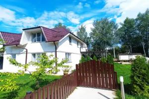 Dom na beregu pruda s kaminom, chanom i baney dlya bolshoy kompanii Cottage