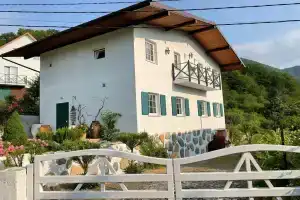 Dom dlya otdyha v gorah Cottage, Plastunka