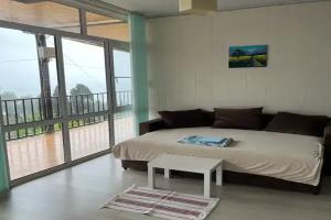 Chetyryohmestnyy nomer uluchshennyy s vidom na more Apartments, Novyjj Afon