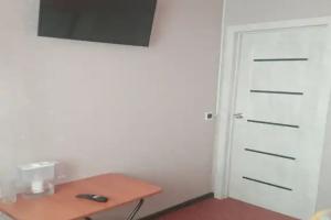 Odnomestnyy nomer ekonom ryadom s Aeroportom Tolmachyovo Apartments, Ob'