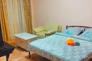 v tsentre goroda s goryachey i holodnoy vodoy Apartments, Donetsk