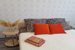 Semeynaya evrodvushka u aeroporta Tolmachevo Apartments, Ob'