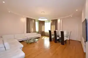 Krasivaya tryohkomnatnaya v tsentre goroda Apartments, Yerevan