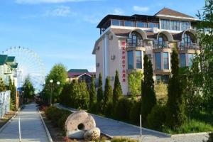 Hotel Kristall, Bosteri