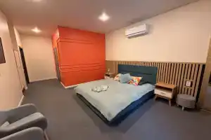 Dvuhmestnyy nomer s 1 krovatyu uluchshennyy s krovatyu queen size no5 Apartments, Frjasino