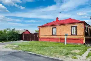 Dom s parkovkoy vo dvore Cottage