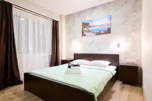 Uyutnyy gostinichnyy nomer s vidom vo dvor Apartments, Novorossijsk