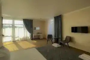 Dvuhkomnatnyy nomer s vidom na sad i basseyn Apartments, Candripsh