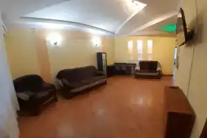 3-komnatnaya v tsentre s vysokimi potolkami Apartments, Mariupol