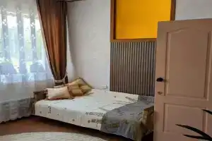 Bolshoy uyutnyy dom s kaminom i zonoy dlya posidelok vo dvore Cottage