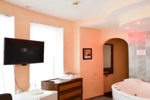 Dvuhmestnyy nomer s 1 krovatyu dzhakuzi s balkonom Apartments, Yeysk