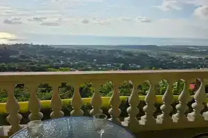 Na gore u morya, izumitelnyy vid s vystoy ptichego poleta, 2h komn. kv Apartments