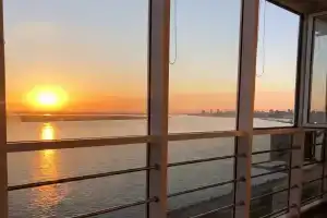 Semeynyy apartament s shikarnym vidom vozle reki Amur.