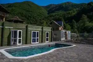 Neskuchnyy domik u basseyna vo dvore Kub v Kube Cottage, Krasnaya Polyana