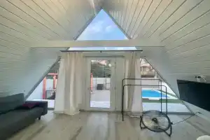 Dom v Mayake Cottage