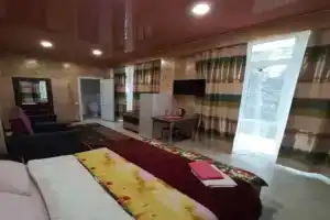 Pink Rose Hotel, Haspra
