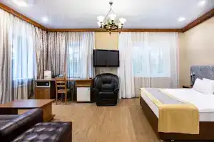 Dvuhmestnyy nomer s 1 krovatyu Dzhunior syuit Apartments, Dzerzhinsk