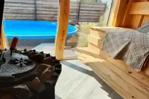 Uyutnyy dom s baney iz lipy i ulichnym basseynom Cottage, Kinel