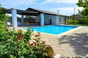 Dom s basseynom Cottage, Molochne