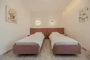 Dvuhmestnyy nomer s 2 otdelnymi krovatyami no 102 Apartments, Kyshtym