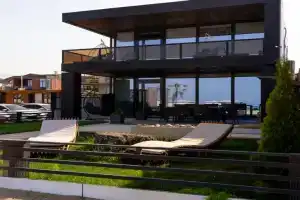 Apartamenty s vidom na more, Izbarbash