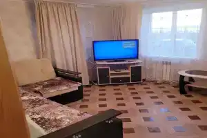 Uyutnyy dom u ozera na pervoy beregovoy linii Cottage, Chebarkul'