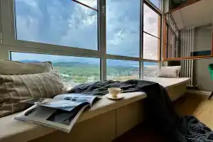Nerealnyy vid na gory iz panoramnyh okon dlya dvoih gostey Apartments, Nalchik
