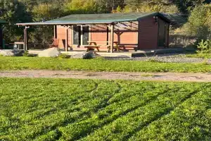 Domik s terrasoy na beregu ozera. Cottage, Lakhdenpokhya