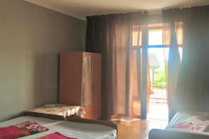 Tryohmestnyy nomer s vidom na more Apartments, Novyjj Afon