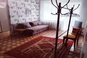 Dvuhkomnatnaya s 4 divanami na Ushakova Apartments