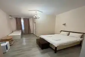 Tryohmestnyy nomer uluchshennyy Apartments