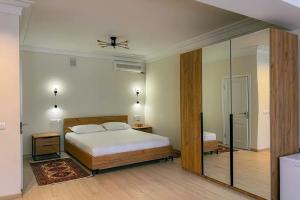 Dvuhmestnyy nomer s 1 krovatyu uluchshennyy s vidom na gorod Apartments, Makhachkala