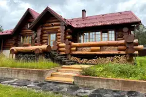 Uyutnaya usadba iz brevna s kaminom i baney v 10 minutah ot KAD Cottage