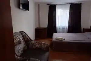 Dvuhmestnyy nomer s 1 krovatyu uluchshennyy Apartments, Mariupol
