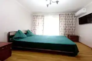 Uyutnaya v tsentre goroda ryadom s parkom Apartments, Melitopol