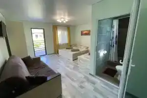 Semeynyy nomer uluchshennyy Apartments, Alakhadzi