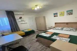 Uyutnaya komnata s udobstvami dlya 3-h Apartments, Adler