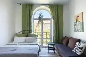 Tsentr. Stalinka s balkonom s krasivym vidom na bulvar vozle universita Apartments, Mogilev