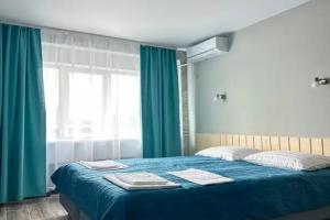 Dvuhmestnyy nomer s 1 krovatyu standart s vidom na gorod Apartments, Mariupol