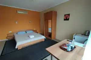 Dvuhmestnyy standart, 1 etazh Apartments, Berdyansk