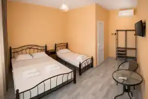 Tryohmestnyy nomer Komfort Apartments, Alakhadzi