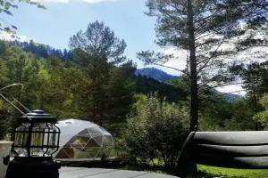 Shater kupolnyy v gorah Cottage