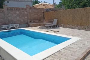 Dvuhkomnatnyy nomer s zhivopisnym vidom na Laboratornuyu balku Apartments, Sevastopol